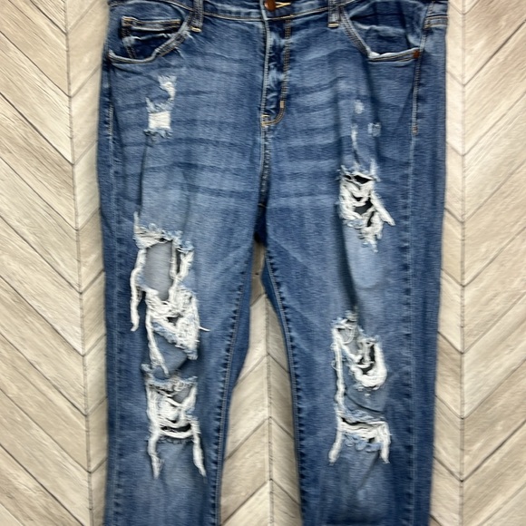 Judy Blue Boyfriend Fit Distressed Jeans 15/32 - Picture 2 of 9